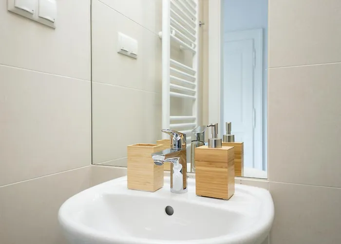Pet-friendly Flat Near Belvedere Apartment