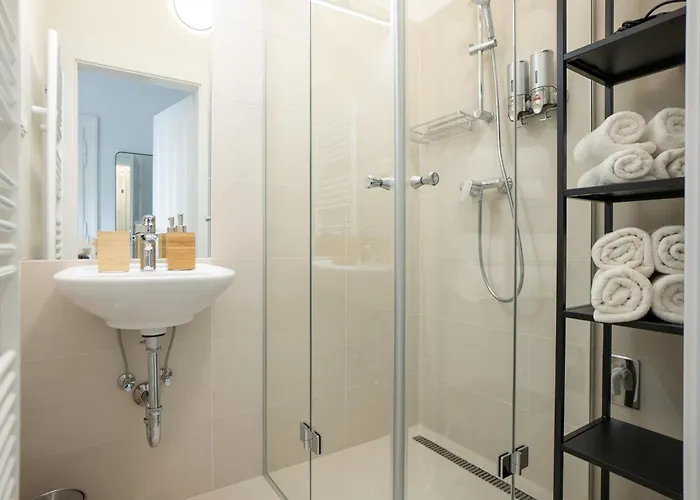 Pet-friendly Flat Near Belvedere Apartment *