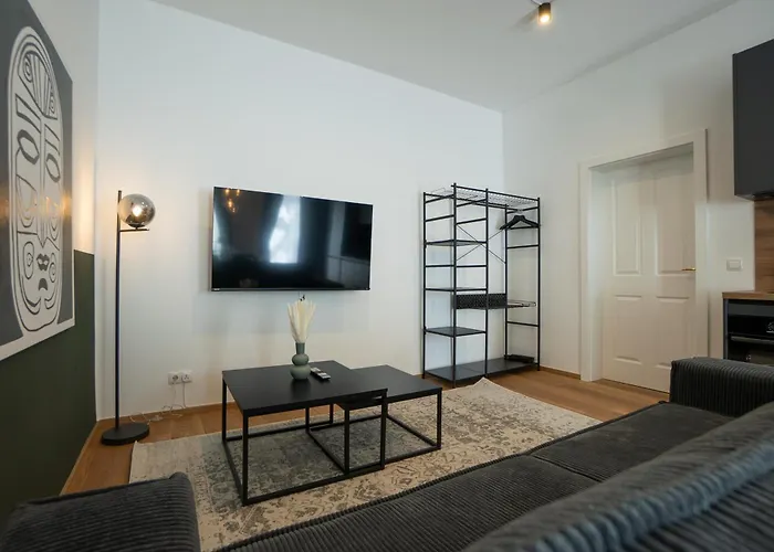 Pet-friendly Flat Near Belvedere Apartment