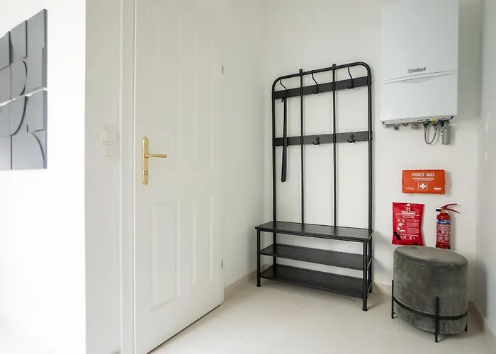 Pet-friendly Flat Near Belvedere Apartment
