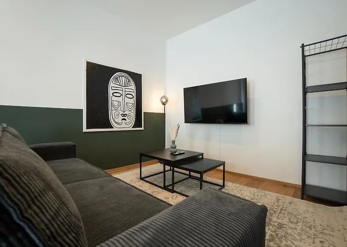 Pet-friendly Flat Near Belvedere Apartment *