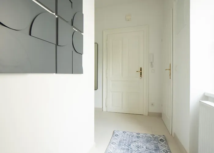 Pet-friendly Flat Near Belvedere Apartment