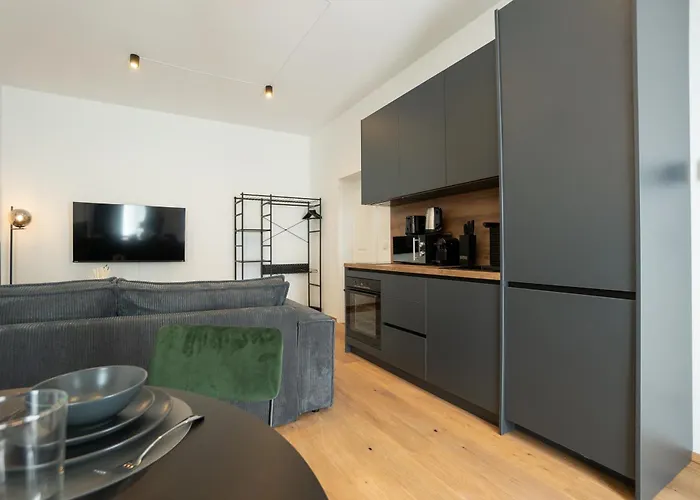 Pet-friendly Flat Near Belvedere Apartment *