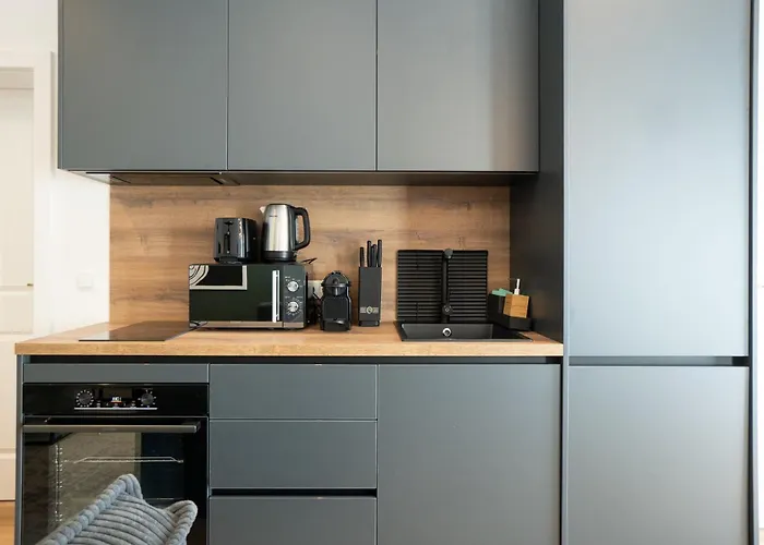 Pet-friendly Flat Near Belvedere Apartment