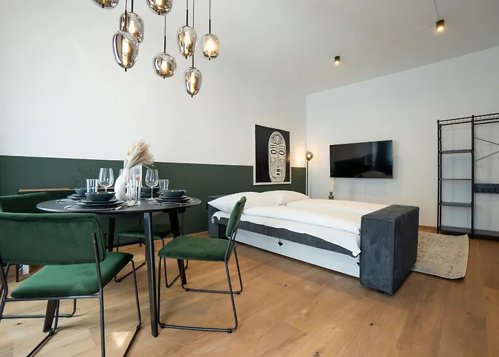 Pet-friendly Flat Near Belvedere Apartment *